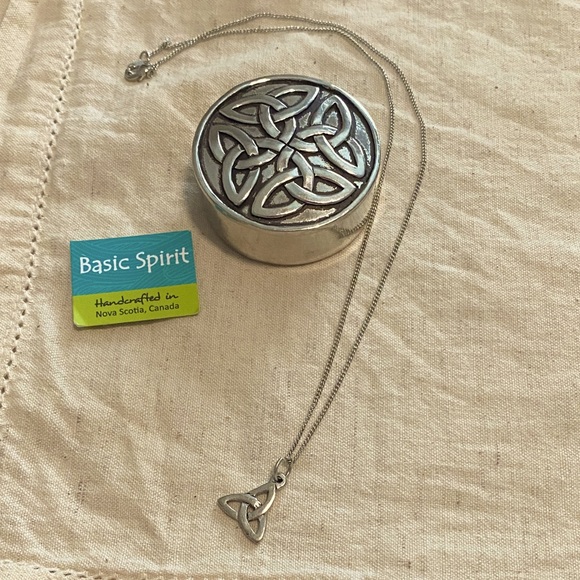 Celtic Trinity Knot Necklace &. Wishbox - Picture 1 of 6